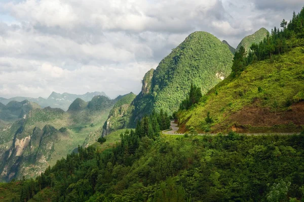 Дорога в горах Северный Вьетнам — стоковое фото