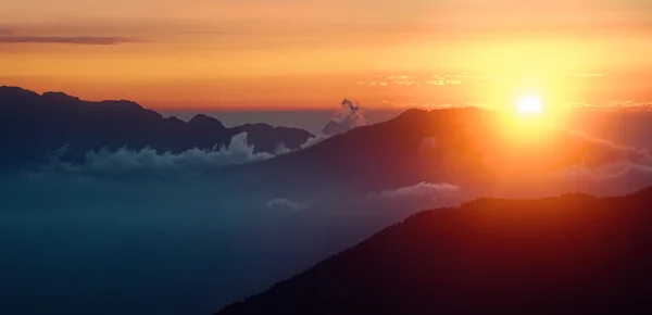 Prachtige panoramische landschap bij zonsondergang — Stockfoto