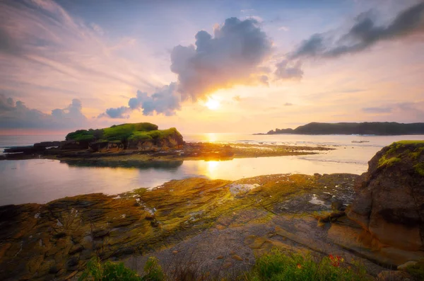 Batu Payung, costa de Lombok, Indonésia view sunset travel tour . — Fotografia de Stock