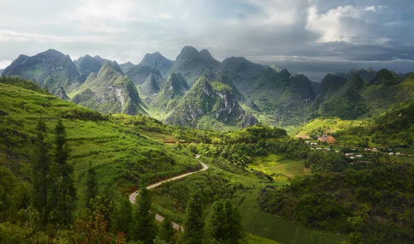 Un beau paysage de nombreux sommets rocheux plateau karstique Dong Van — Photo