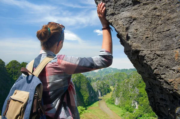 Turista com mochila sentado no topo da montanha desfrutando ri — Fotografia de Stock