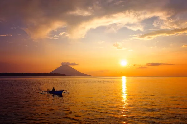 美しい黄金の夕焼けで伝統的なインドネシアのボート — ストック写真