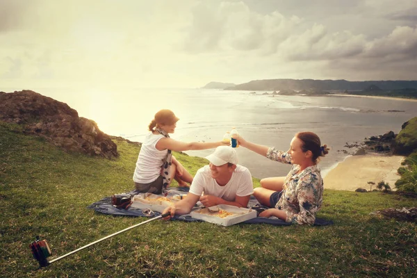 Group Of Friends Enjoying Drink and Pizza At Outdoor the coast — Stock Photo, Image