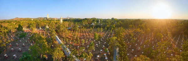 Hermosa vista panorámica del complejo del templo Maha Bodhi Ta Htaung región en Monywa Township, Sagaing, Myanmar — Foto de Stock