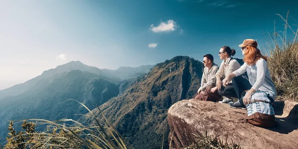 Company travelers look at beautiful mountain peak "Adam's Peak", island Sri Lanka. — Stock Photo, Image