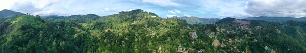 Vista aérea. Bela vista panorâmica da cidade turística de alta montanha de Ella. Sri Lanka — Fotografia de Stock