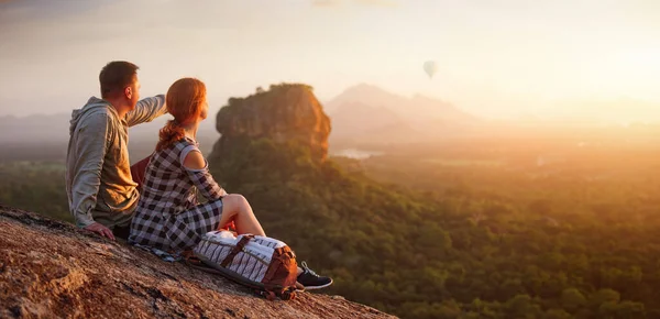 Пара путешественников наблюдать красивый закат около знаменитого скалистого плато Лев пик, Сигирия. Шри-Ланка — стоковое фото