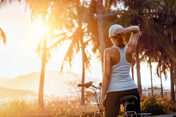 Цикл Молодая Женщина Велосипедом Берегу Наблюдает Красивый Закат Летний День — стоковое фото