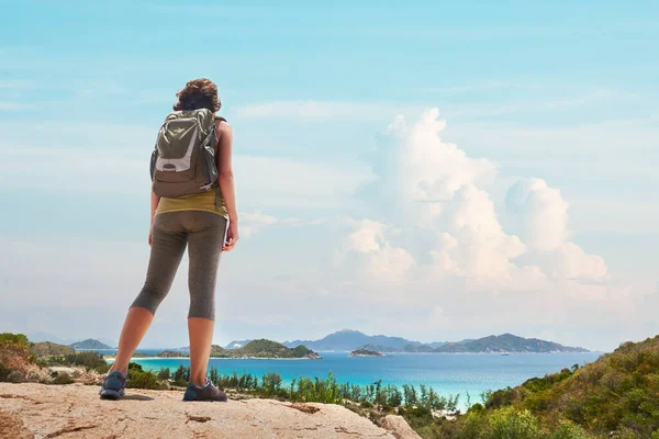 Νεαρή Γυναίκα Ταξιδιώτη Σακίδιο Κοιτάζει Όμορφη Ακτή Νησιά Κατά Διάρκεια — Φωτογραφία Αρχείου