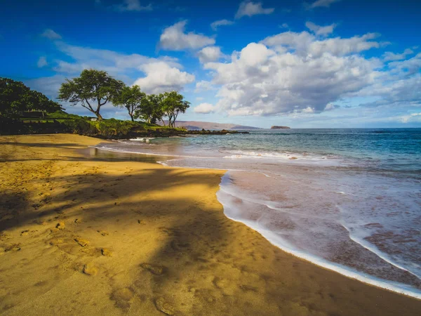 Rustige Golven Maluaka Beach Een Zonnige Dag Met Schaduw Van — Stockfoto