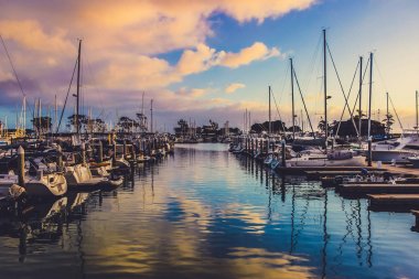 Dana Point Harbor gün batımında