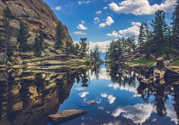 穏やかな宝石の湖の反射 — ストック写真