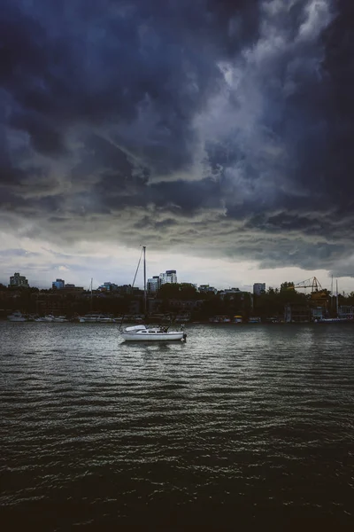 Nuvens Ominous sobre barco isolado — Fotografia de Stock