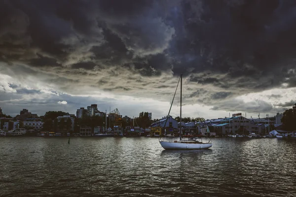 Nuvens Ominous sobre barco isolado — Fotografia de Stock