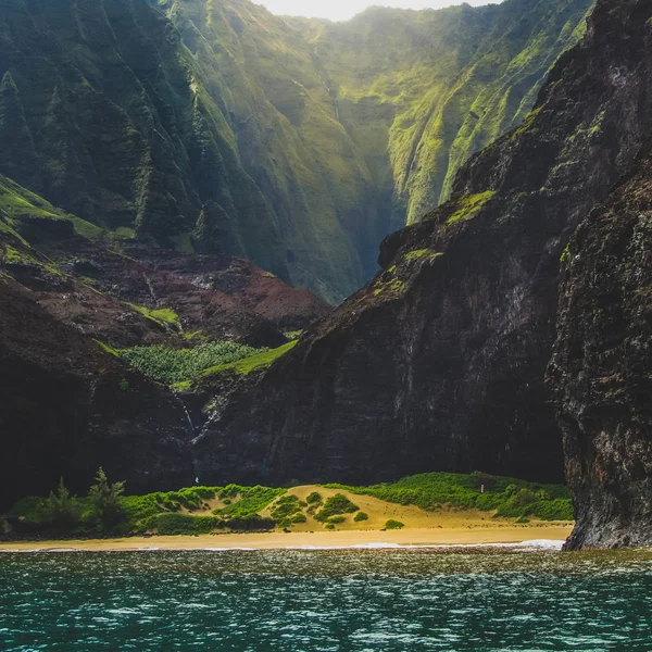 Afgelegen Kalalau strand — Stockfoto