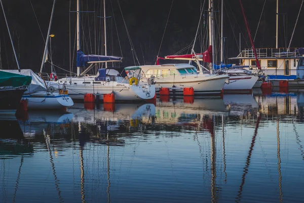 Boote im Yachthafen in Stockholms Panorama — Stockfoto