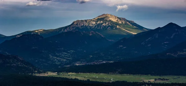 Solbelysta Rocky Mountain Peak — Stockfoto