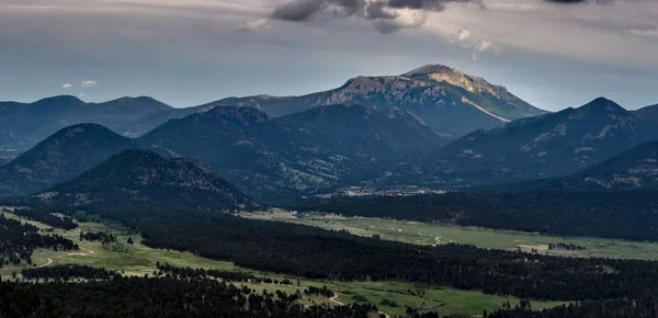 Güneşli kayalık dağ tepe — Stok fotoğraf