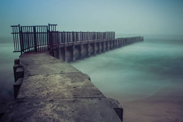 Nebelige Nacht am Strand — Stockfoto