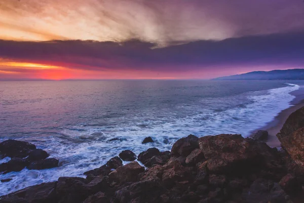 Zachód słońca kolorowe Point Dume — Zdjęcie stockowe