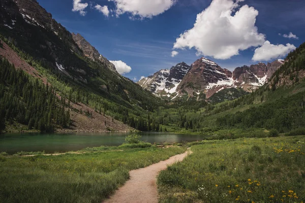 Maroon Lake en kastanjebruine Bells — Stockfoto