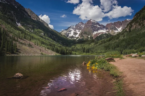 Maroon Lake en kastanjebruine Bells — Stockfoto