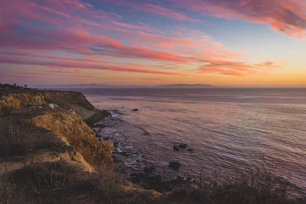 Farbenfroher Sonnenuntergang an der goldenen Bucht — Stockfoto