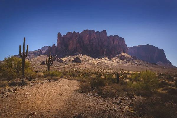 Trail to Superstition Mountains — Stock Photo, Image