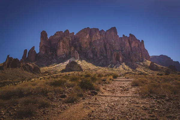 Sendero a las montañas de superstición —  Fotos de Stock