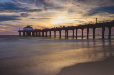 Manhattan Beach iskelesinden günbatımında çarpıcı