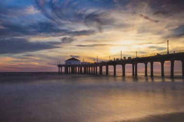 Manhattan Beach iskelesinden günbatımında çarpıcı