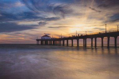 Manhattan Beach iskelesinden günbatımında çarpıcı