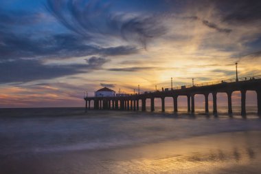 Manhattan Beach iskelesinden günbatımında çarpıcı