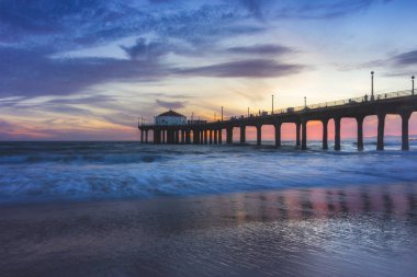 Manhattan Beach iskelesinden günbatımında çarpıcı