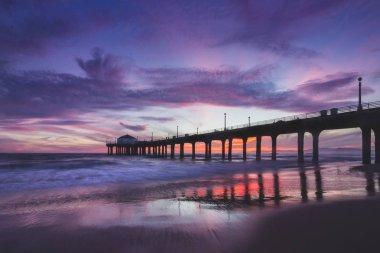 Manhattan Beach iskelesinden günbatımında çarpıcı