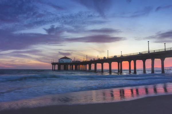 Atemberaubender Sonnenuntergang am manhattan beach pier — Stockfoto