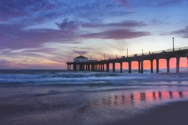 Atemberaubender Sonnenuntergang am manhattan beach pier — Stockfoto