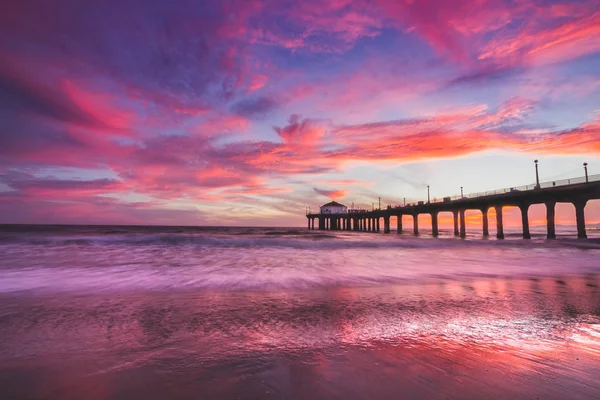 Atemberaubender Sonnenuntergang am manhattan beach pier — Stockfoto