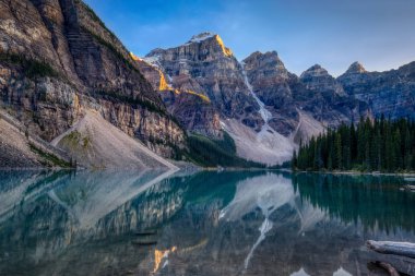 Gün batımında Moraine Gölü