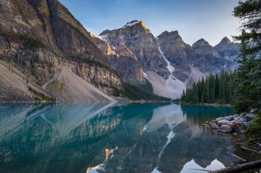Gün batımında Moraine Gölü