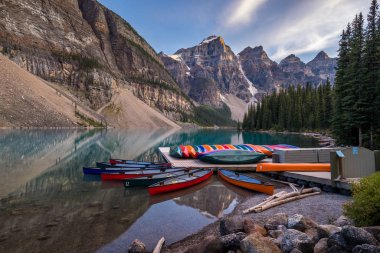 Gün batımında Moraine Gölü