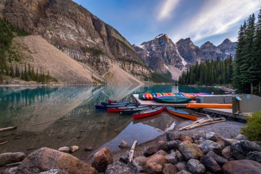 Gün batımında Moraine Gölü