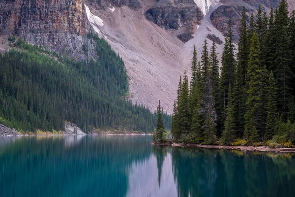 Moraine Gölünün Yansımaları — Stok fotoğraf