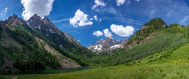 Güneşli bir günde görkemli Maroon Bells tepeleri ve Maroon Gölü ve yazın Aspen, Colorado yakınlarında mavi gökyüzü
