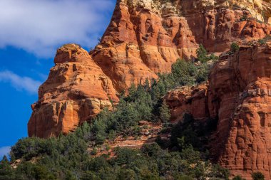 Güneşli bir günde, güneşli bir günde Dry Creek Vista 'dan Capitol Butte (nam-ı diğer Thunder Mountain) kızıl kaya oluşumunun detaylı görüntüsü, Sedona, Arizona