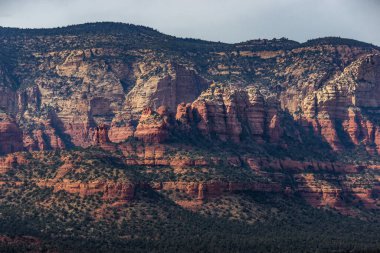 Güzel Mescal Dağı ve arka planında gizli dağ olan çeşitli kırmızı kaya oluşumları, Sedona, Arizona
