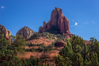 Fin kaya oluşumu Kızıl Kaya Gizli Dağ Yabanı 'nda belirgin bir şekilde duruyor. Brins Mesa yürüyüş parkurundan, Coconino Ulusal Ormanı, Arizona' dan izleniyor.