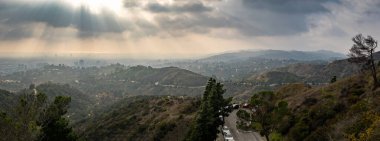 Los Angeles, Kaliforniya 'da sisli bir günde Hollywood Yolu' ndan Griffith Park 'a dramatik bir bakış açısı