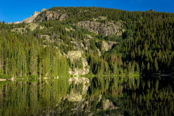 Água Perfeitamente Calma Bear Lake Com Reflexos Céu Azul Montanhas — Fotografia de Stock