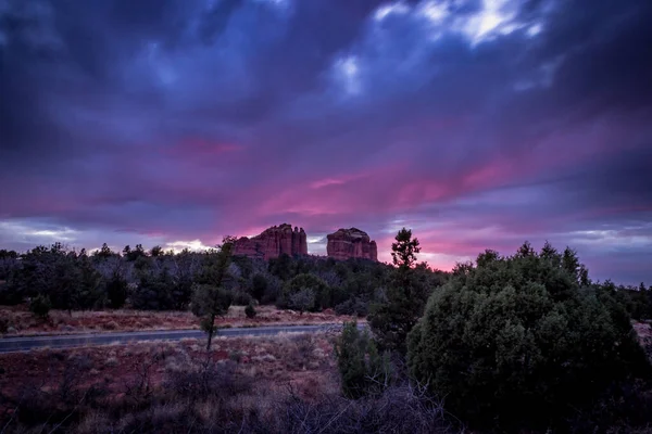 Скала Ярко Розовым Фиолетовым Небом Закате Седона Аризона — стоковое фото